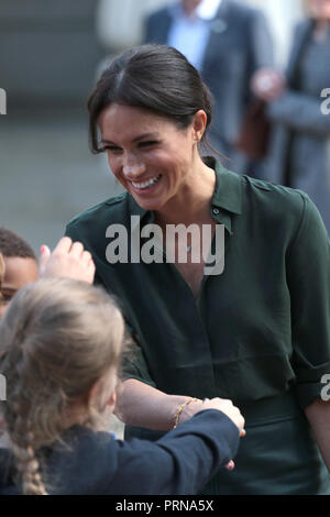 Chichester, Sussex, UK. 3 octobre, 2018. Meghan Markle, duchesse de Sussex, a un grand sourire alors qu'elle répond à certains enfants des écoles locales. Meghan Markle, duchesse de Kent, et le prince Harry, duc de Sussex, visitez Chichester dans le Sussex, sur leur première visite commune dans le comté qui ont inspiré leurs titres. Le prince Harry, duc de Sussex, et Meghan Markle, duchesse de Sussex, Sussex, Chichester visite , le 3 octobre 2018. Crédit : Paul Marriott/Alamy Live News Banque D'Images