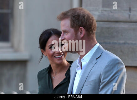 Chichester, Sussex, UK. 3 octobre, 2018. Meghan Markle, duchesse de Kent, et le prince Harry, duc de Sussex, visitez Chichester dans le Sussex, sur leur première visite commune dans le comté qui ont inspiré leurs titres. Le prince Harry, duc de Sussex, et Meghan Markle, duchesse de Sussex, Sussex, Chichester visite , le 3 octobre 2018. Crédit : Paul Marriott/Alamy Live News Banque D'Images