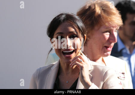 Chichester, Sussex, UK. 3 octobre, 2018. Meghan Markle, duchesse de Kent, est heureux dans Chichester. Meghan Markle, duchesse de Kent, et le prince Harry, duc de Sussex, visitez Chichester dans le Sussex, sur leur première visite commune dans le comté qui ont inspiré leurs titres. Le prince Harry, duc de Sussex, et Meghan Markle, duchesse de Sussex, Sussex, Chichester visite , le 3 octobre 2018. Crédit : Paul Marriott/Alamy Live News Banque D'Images