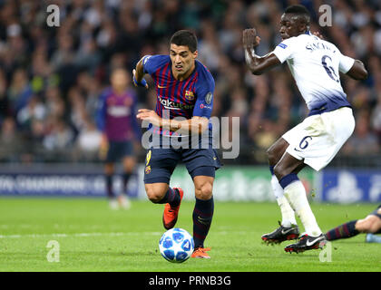 Le stade de Wembley, Londres, en Angleterre. 3e oct, 2018. Ligue des Champions de football, Tottenham Hotspur contre Barcelone ; Luis Suarez de Barcelone passe devant Davinson Peintures Sanchez de Tottenham Hotspur : Action Crédit Plus Sport/Alamy Live News Banque D'Images