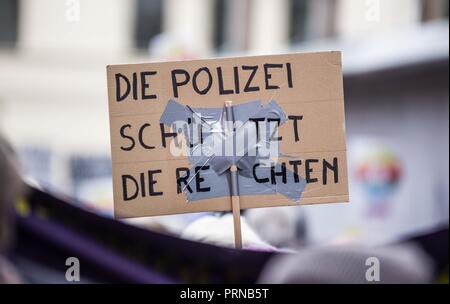 Munich, Bavière, Allemagne. 3e oct, 2018. ''La police protéger le droit'', se référant à de prétendues protection des groupes néo-nazis et autres manifestations radicales-droit par la police, ainsi que la police aurait ouvertement sympathisant avec les extrémistes de droite. Malgré un temps instable, plus de 40 000 citoyens de Bavière, politiciens, et des militants rassemblés à Munich est célèbre pour manifester contre l'Odeonsplatz Politik der Angst (politique de la peur) dans les derniers jours avant les élections d'État de Bavière. La démonstration est la dernière d'une série de manifestations de protestation contre le Polizeiaufgabengesetz (Po Banque D'Images