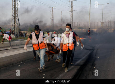 De passage d'Erez, dans la bande de Gaza, en Palestine. 3e oct, 2018. Blessés palestiniens lors d'affrontements avec les forces israéliennes à Erez le nord de la bande de Gaza. Credit : Mahmoud Khattab/Quds Net News Wire/ZUMA/Alamy Live News Banque D'Images