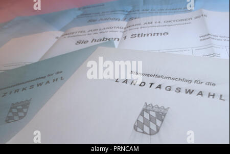 Kempten (Bavière). 06Th Oct, 2018. Documents pour l'élection du Landtag et Bezirkstag sur 14.10.2018 en Bavière se coucher sur une table (brouillé par effet de zoom). Credit : Karl-Josef Opim/dpa/Alamy Live News Banque D'Images