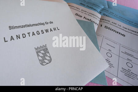 Kempten (Bavière). 06Th Oct, 2018. Documents pour l'élection du Landtag et Bezirkstag sur 14.10.2018 en Bavière sont sur un seul tableau. Credit : Karl-Josef Opim/dpa/Alamy Live News Banque D'Images