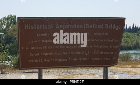 25 août 2018 - face est une ville de villégiature sur la côte méditerranéenne du sud de la Turquie, dans la province d''Antalya. Ce qui signifie, dans l'Anatolie antique de grenade, est une ancienne ville portuaire connue pour ses longues plages et ses ruines gréco-romaine. C'est une station touristique offrant des infrastructures touristiques et des installations. Side est une ancienne ville grecque et il a plusieurs ruines gréco-romaine, qui incluent un amphithéâtre bien conservé, les piliers d'un temple d'Apollon, la façade d'une bibliothèque classique, le bâtiment blanc en colonnes du temple hellénistique d'Athena et d'un bain romain restauré Banque D'Images