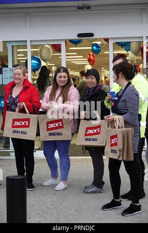 Liverpool, Royaume-Uni. 4 octobre 2018. Le nouveau marché d'escompte Tesco marque 'Jack's" vous ouvre ses portes pour la 1ère fois dans Overton St Liverpool, ce magasin a été officiellement un Tesco Metro mais fermé en août 2018. Credit : Ken Biggs/Alamy Live News. Banque D'Images