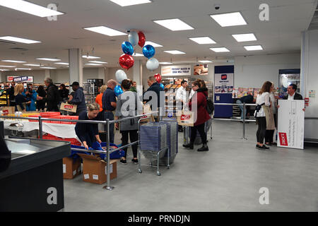 Liverpool, Royaume-Uni. 4 octobre 2018. Le nouveau marché d'escompte Tesco marque 'Jack's" vous ouvre ses portes pour la 1ère fois dans Overton St Liverpool, ce magasin a été officiellement un Tesco Metro mais fermé en août 2018. Credit : Ken Biggs/Alamy Live News. Banque D'Images