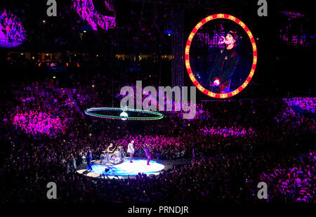 Hambourg, Allemagne. 03 octobre 2018, Hambourg : Le groupe U2 effectue pendant leur 'L'expérience  + iNNOCENCE' tour dans l'Arène Barclaycard. Photo : Daniel Bockwoldt/dpa dpa : Crédit photo alliance/Alamy Live News Banque D'Images