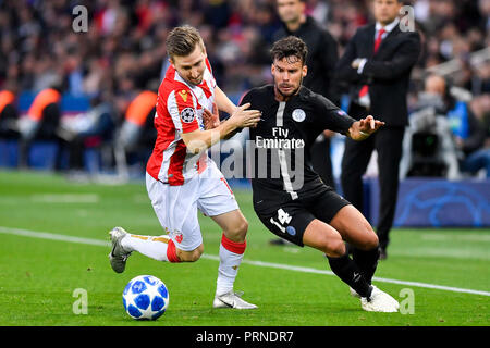 (181004) -- Paris, 4 octobre 2018 (Xinhua) -- Juan Bernat (R) de Paris Saint-Germain rivalise avec Marko marin de l'étoile rouge de Belgrade au cours de l'UEFA Champions League groupe C 2ème tour match entre Paris Saint-Germain et de l'étoile rouge de Belgrade à Paris, France le 3 octobre 2018. Paris Saint-Germain a gagné 6-1 à la maison. (Xinhua/Chen Yichen) Banque D'Images