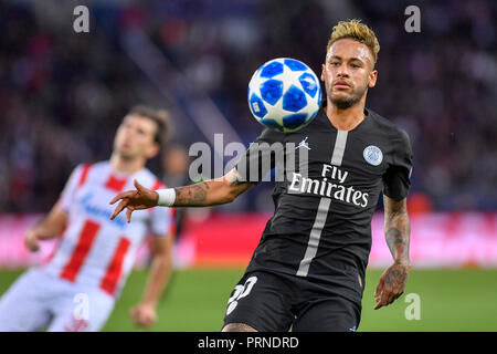 (181004) -- Paris, 4 octobre 2018 (Xinhua) -- Neymar du Paris Saint-Germain fait concurrence au cours de l'UEFA Champions League groupe C 2ème tour match entre Paris Saint-Germain et de l'étoile rouge de Belgrade à Paris, France le 3 octobre 2018. Paris Saint-Germain a gagné 6-1 à la maison. (Xinhua/Chen Yichen) Banque D'Images