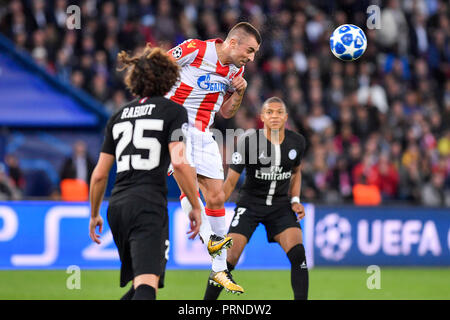 (181004) -- Paris, 4 octobre 2018 (Xinhua) -- Nenad Krsticic (C) de l'étoile rouge de Belgrade à la tête de la balle au cours de l'UEFA Champions League groupe C 2ème tour match entre Paris Saint-Germain et de l'étoile rouge de Belgrade à Paris, France le 3 octobre 2018. Paris Saint-Germain a gagné 6-1 à la maison. (Xinhua/Chen Yichen) Banque D'Images