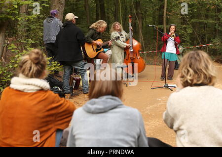 03 octobre 2018, en Rhénanie du Nord-Westphalie, Kerpen : Dans le Hambacher Forst un groupe joue pour les visiteurs. Le propriétaire forestier RWE se prépare maintenant le très controversé de déforestation de la forêt de Hambach. Photo : Christophe Gateau/dpa Banque D'Images