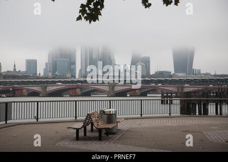 London UK. 4 octobre 2018.London Skyline et le quartier des bâtiments sont couverts dans un épais brouillard matinal Crédit : amer ghazzal/Alamy Live News Banque D'Images