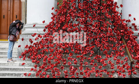 Londres, Royaume-Uni. 4 octobre 2018. Un visiteur photographies 'Fenêtre' pleurs, la célèbre sculpture de pavot par l'artiste Paul Cummins et designer Tom Piper qui a été dévoilé à l'Imperial War Museum. La présentation finale de la fenêtre en pleurs dans le cadre de 14-18 C'est maintenant à l'échelle de l'UK tour des coquelicots et de la première fois ou l'autre courbe ou la fenêtre en pleurs sont retournés dans la capitale puisqu'ils faisaient partie des "terres et mers de sang ont balayé de Red' à la Tour de Londres en 2014. La sculpture sera sur place jusqu'au 18 novembre 2018. Crédit : Stephen Chung / Alamy Live News Banque D'Images