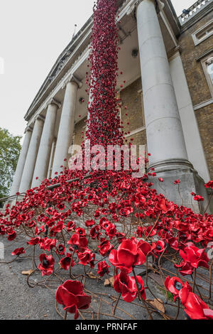 Londres, Royaume-Uni. 4 octobre, 2018. Fenêtre pleurant par l'artiste Paul Cummins et designer Tom Piper à l'IWM Londres. La présentation finale dans le cadre de 14-18 C'est maintenant à l'échelle de l'UK tour des pavots, et la sculpture sera sur place jusqu'au 18 novembre 2018. C'est la première fois qu'il est revenu à la capitale puisqu'il faisait partie de "sang a balayé les terres et les mers de Red' à la Tour de Londres en 2014, et représente le point culminant des pavots tour. Crédit : Guy Bell/Alamy Live News Banque D'Images