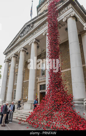 Londres, Royaume-Uni. 4 octobre, 2018. Fenêtre pleurant par l'artiste Paul Cummins et designer Tom Piper à l'IWM Londres. La présentation finale dans le cadre de 14-18 C'est maintenant à l'échelle de l'UK tour des pavots, et la sculpture sera sur place jusqu'au 18 novembre 2018. C'est la première fois qu'il est revenu à la capitale puisqu'il faisait partie de "sang a balayé les terres et les mers de Red' à la Tour de Londres en 2014, et représente le point culminant des pavots tour. Crédit : Guy Bell/Alamy Live News Banque D'Images