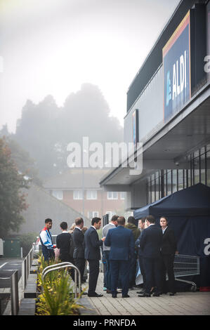 Brighton, UK. 4 octobre 2018. Nouveau magasin Aldi ouvre à Pavilion Retail Park sur la route de Lewes à Brighton, par le médaillé de bronze olympique Anthony Ogogo. La chaîne d'escompte a ouvert ses portes à de nouveaux clients sur un matin brumeux et froid, où les premières où les acheteurs récompensés par un sac gratuit de fruits et légumes. Credit : Francesca Moore/Alamy Live News Banque D'Images