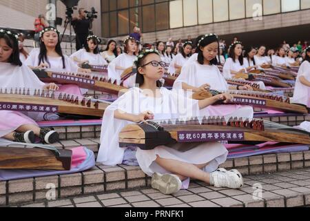 Hong Kong, Chine. 4ème Oct, 2018. Des centaines de jeunes étudiants d'effectuer une pièce de musique traditionnelle chinoise sur les harpes dans le cadre de la fête nationale de la Chine à Hong Kong. Oct-4, 2018 Hong Kong.ZUMA/Liau Chung-ren Crédit : Liau Chung-ren/ZUMA/Alamy Fil Live News Banque D'Images