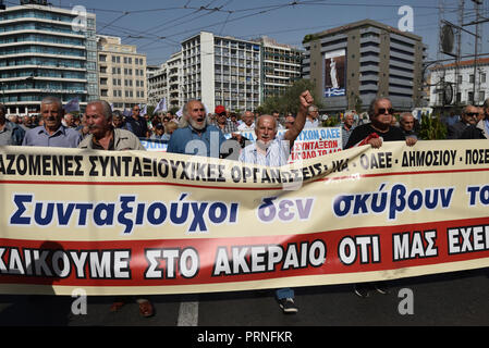 Athènes, Grèce. 4ème Oct 2018. Les retraités protester contre des coupes dans les pensions en Athènes, Grèce. Crédit : Nicolas Koutsokostas/Alamy Live News. Banque D'Images