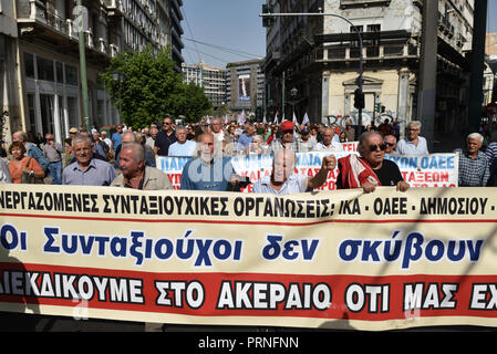 Athènes, Grèce. 4ème Oct 2018. Les retraités protester contre des coupes dans les pensions en Athènes, Grèce. Crédit : Nicolas Koutsokostas/Alamy Live News. Banque D'Images