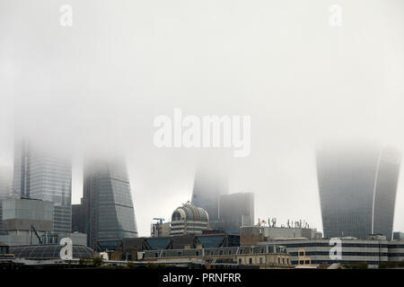 Londres, Royaume-Uni. 4 octobre, 2018. Une couverture de brouillard qui obscurcit l'horizon de la ville de Londres. Crédit : Kevin Frost/Alamy Live News Banque D'Images