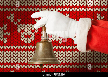 Image composite de l'image recadrée de santa claus holding bell poignée Banque D'Images