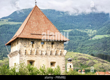 Glorenza (Glums) dans le Tyrol du Sud/Trentin Haut Adige, Italie. Clocher de l'église avec des murs de la ville Banque D'Images