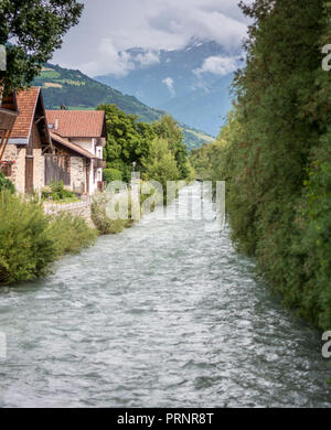 La ville médiévale de Blois dans la vallée de Venosta au Tyrol du Sud, Italie. La ville est traversée par la rivière Adige Banque D'Images