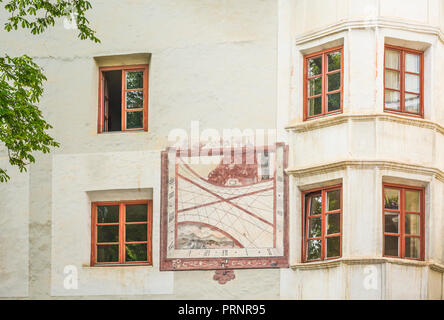 Glorenza (Glums) dans le Tyrol du Sud/Trentin Haut Adige, Italie. Façade caractéristique d'un bâtiment historique avec un cadran solaire peint Banque D'Images