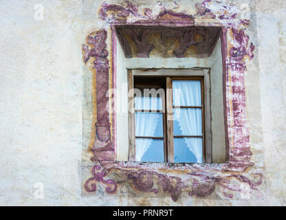 Glorenza (Glums) dans le Tyrol du Sud/Trentin Haut Adige, Italie. fenêtre caractéristique de la petite ville historique Banque D'Images