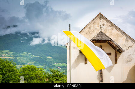 Glorenza (Glums) dans le Tyrol du Sud/Trentin Haut Adige, Italie. Façade de la petite capitale de la ville Banque D'Images