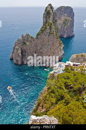 Vue sur les Faraglioni, Capri, île, Golfe de Naples, Campanie, Italie Banque D'Images