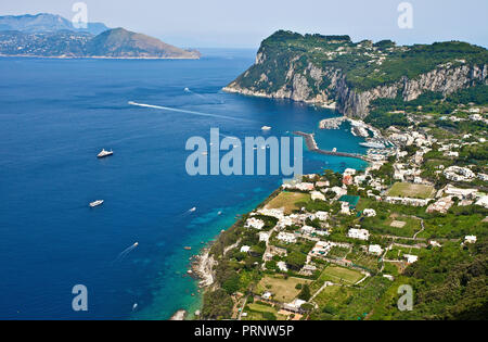 Vue sur Marina Grande et le continent de l'Italie, l'île de Capri, le golfe de Naples, Campanie, Italie Banque D'Images