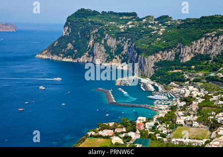 Vue sur la Marina Grande, l'île de Capri, l'île de Capri, le golfe de Naples, Campanie, Italie Banque D'Images