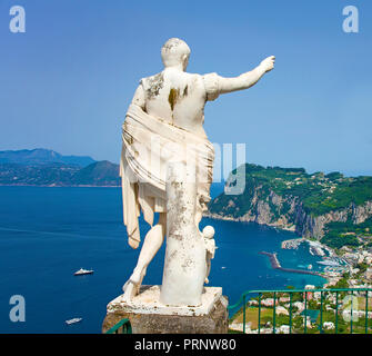 Statue Auguste montre à Marina Grande, l'île de Capri, le golfe de Naples, Campanie, Italie Banque D'Images