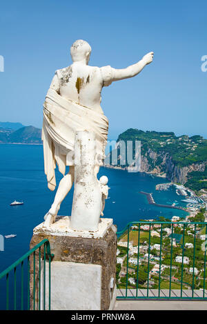 Statue Auguste montre à Marina Grande, l'île de Capri, le golfe de Naples, Campanie, Italie Banque D'Images