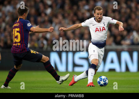 Tottenham Hotspurs' Harry Kane et Barcelone, Clement Lenglet (à gauche) au cours de la Ligue des Champions, match du groupe B au stade de Wembley, Londres. Banque D'Images