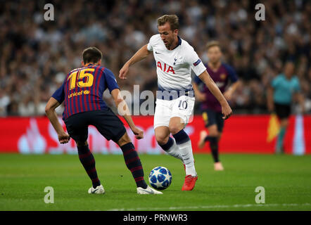 Tottenham Hotspurs' Harry Kane et Barcelone, Clement Lenglet (à gauche) au cours de la Ligue des Champions, match du groupe B au stade de Wembley, Londres. Banque D'Images