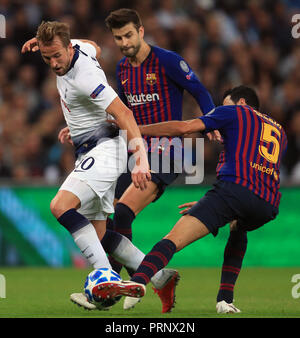 Tottenham Hotspurs' Harry Kane (à gauche) et Barcelone, Sergio Busquets lors de la Ligue des Champions, match du groupe B au stade de Wembley, Londres. Banque D'Images