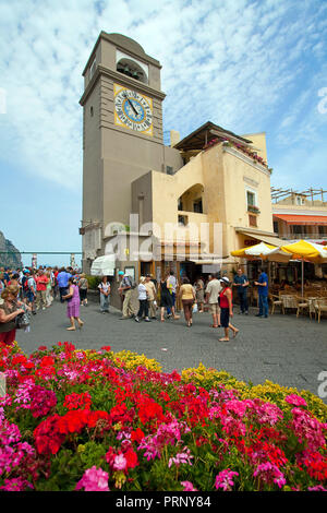 Tour de l'horloge de l'église Santo Stefano à Piazza Umberto I, l'île de Capri, le golfe de Naples, Campanie, Italie Banque D'Images