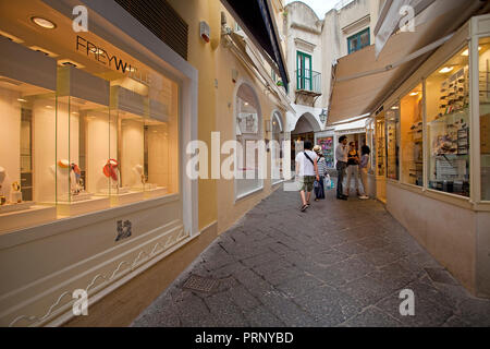 Boutiques de luxe un alley, vieille ville de l'île de Capri, le golfe de Naples, Campanie, Italie Banque D'Images