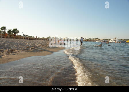 Vous pourrez vous détendre dans l'Égypte sur la plage en all inclusive plus Hotel placé près de l'eau avec des vagues Banque D'Images