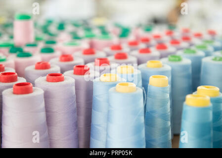 Un grand nombre de bobines de fils à coudre de couleur, close-up Banque D'Images