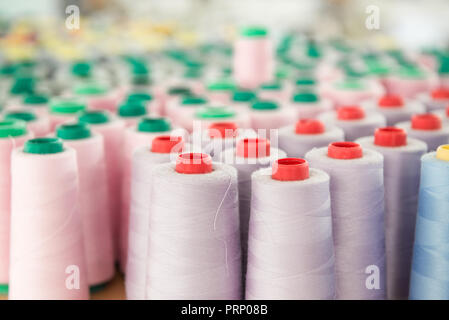 Un grand nombre de bobines de fils à coudre de couleur, close-up Banque D'Images