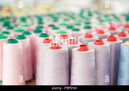 Un grand nombre de bobines de fils à coudre de couleur, close-up Banque D'Images