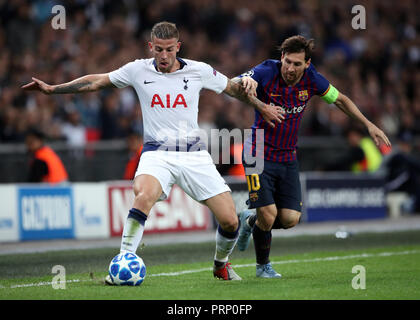 Tottenham Hotspurs' Toby Alderweireld et Lionel Messi de Barcelone lors de la Ligue des Champions, match du groupe B au stade de Wembley, Londres. Banque D'Images