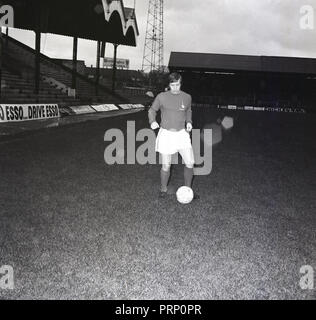 1970, octobre, Charlton Althetic Club de Football, l'image montre la nouvelle signature du club, demi, Walthamstow, né Dennis Bond sur le terrain dans la bande de l'équipe avec une balle. Banque D'Images