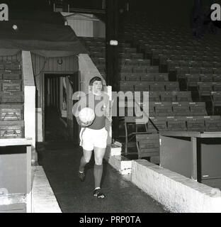 1970, octobre, Charlton Althetic Club de Football, l'image montre la nouvelle signature du club, demi, Dennis Bond le jogging sortent du stade avec avec un ballon en main. Banque D'Images