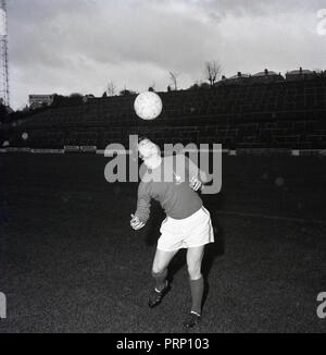 1970, octobre, début de soirée à Charlton Althetic Club de Football, l'image montre la nouvelle signature du club, demi, Walthamstow, né Dennis Bond sur le terrain dans la bande de l'équipe de la position d'une balle. Banque D'Images