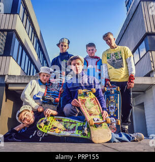 Manchester, Angleterre, RU Janvier 1989 : un gang de jeunes planchistes posent dans le centre-ville de Manchester vêtue de vêtements de créateurs. Pris sur un milieu forma Banque D'Images